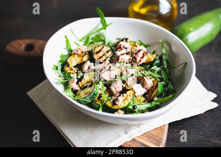 insalata fresca con rucola, zucchine al forno e tonno. il concetto di cibo sano e nutriente Foto Stock