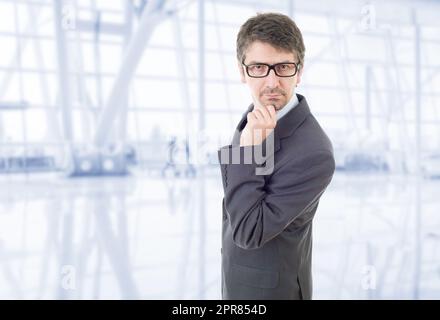 Business man pensando all'ufficio Foto Stock