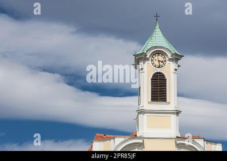 bella vecchia torre con un orologio di una chiesa con il cielo Foto Stock