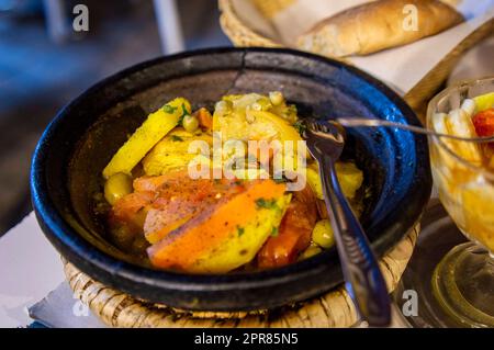 Tajine di pollo tradizionale marocchino collocato sul tavolo da pranzo presso un ristorante locale. Foto Stock