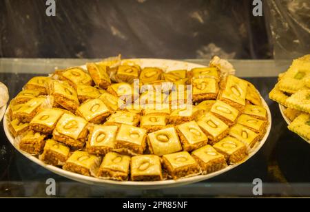 Un piatto di pasta popolare marocchina con mandorle dal mercato locale di Marrakech. Foto Stock