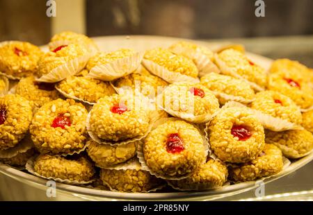 Un piatto di pasta popolare marocchina con mandorle e frutti di miele dal mercato locale di Marrakech. Foto Stock