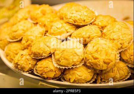 Un piatto di pasta popolare marocchina con mandorle dal mercato locale di Marrakech. Foto Stock