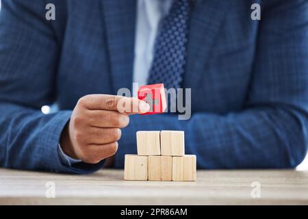 I piani non sono niente la pianificazione è tutto. Girato di un inriconoscibile uomo d'affari che lavora con blocchi di legno in un ufficio moderno. Foto Stock