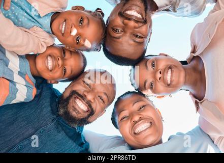 Tutto è meglio con la famiglia intorno. Una famiglia multi-generazionale che si trova in una capoddle. Foto Stock