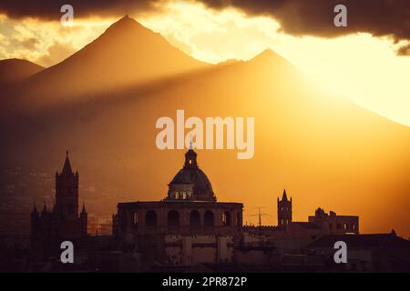lo skyline di palermo durante il tramonto, la sicilia Foto Stock