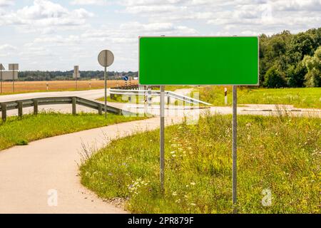 Cartelloni pubblicitari verdi vuoti o indicazioni stradali sull'autostrada Foto Stock