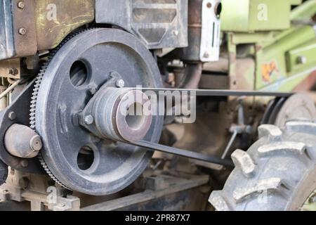 Tipico trattore diesel pesante con rimorchio. Mezzi di trasporto agricoli della campagna. Attrezzature agricole portatili, minitractor da passeggio. Il sistema di avviamento è meccanico e manuale. Foto Stock