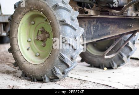 Tipico trattore diesel pesante con rimorchio. Mezzi di trasporto agricoli della campagna. Attrezzature agricole portatili, minitractor da passeggio. Il sistema di avviamento è meccanico e manuale. Foto Stock