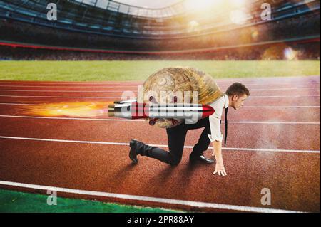 Uomo d'affari lento come una lumaca corre veloce grazie ai razzi Foto Stock