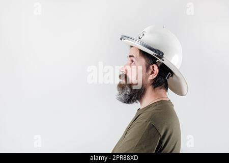 Uomo con casco antincendio Foto Stock