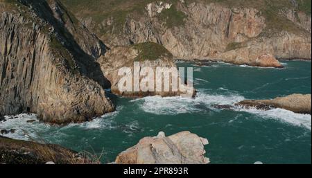 Le onde del mare si schiantano sulla riva del mare Foto Stock