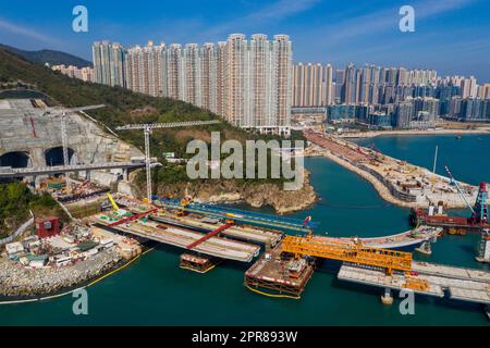 Tseung Kwan o, Hong Kong 21 dicembre 2020: Attraversare l'autostrada portuale in costruzione Foto Stock