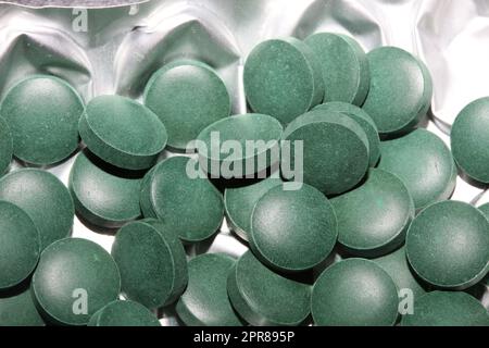 Medico verde rotondo vitamine spirulina platensis cibo super sano primo piano sfondo alta qualità stampa di grandi dimensioni Foto Stock