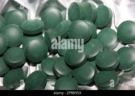 Medico verde rotondo vitamine spirulina platensis cibo super sano primo piano sfondo alta qualità stampa di grandi dimensioni Foto Stock