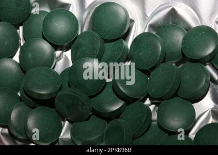 Medico verde rotondo vitamine spirulina platensis cibo super sano primo piano sfondo alta qualità stampa di grandi dimensioni Foto Stock