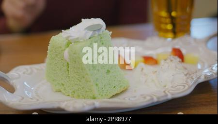 Fetta di torta di pandan nella caffetteria Foto Stock