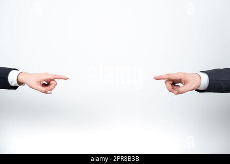 Messaggi importanti sono stati indirizzati tra le mani del team aziendale. Informazioni Crutial visualizzate tra due palme. Annunci critici mostrati da uomo e donna. Foto Stock