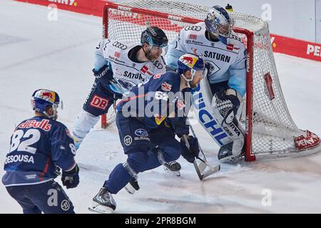 2022/2023 DEL finale gioco #5 | Red Bull München vs ERC Ingolstadt, gioco 5 2023-04-23 a München (Olympia-Eisstadion) Jubelszenen HAGER Patrick (Rosso Foto Stock