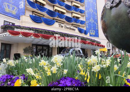 Il Dorchester Hotel on Park Lane è stato decorato per l'incoronazione di Kings Charles III il 6th 2023 maggio a Londra, Regno Unito Foto Stock