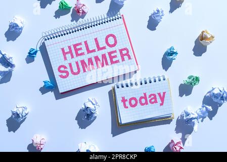 Testo che mostra ispirazione Hello Summer. Vetrina aziendale che accoglie la stagione più calda dell'anno arriva dopo la primavera notebook con messaggi importanti circondati da involucri di carta. Foto Stock