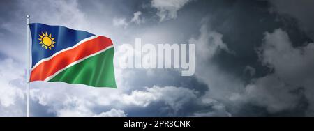 Bandiera della Namibia su un cielo nuvoloso Foto Stock