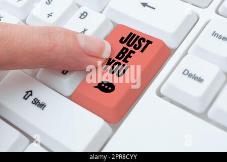 Mano scrittura segno appena essere voi. Internet Concept mantenere essere autentico unico voi stessi motivazione ispirazione -49050 Foto Stock