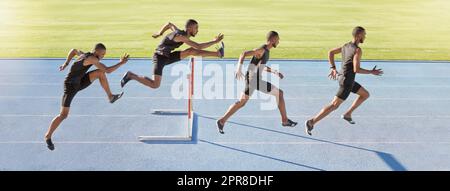 Un atleta maschile che salta su un ostacolo. Sequenza di un velocista professionista o di un corridore attivo che corre su un ostacolo. Un uomo sportivo che si allena per una gara su pista e campo in una giornata di sole Foto Stock