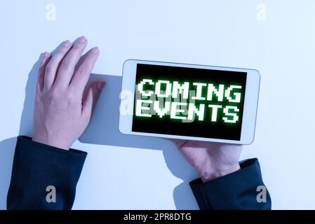 Scrittura a mano segno prossimi Eventi, la foto concettuale sta accadendo presto in programma incontro imminente nel futuro Businesswoman Holding Cellphone e P Foto Stock