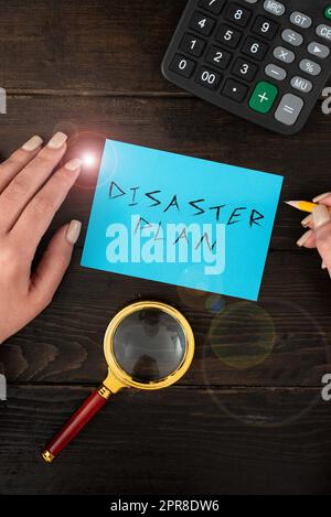 Scrittura visualizzazione testo piano di emergenza. Parola per rispondere alle emergenze preparazione sopravvivenza e kit di pronto soccorso mani di donna con carta bianca e cancelleria per la pubblicità. Foto Stock