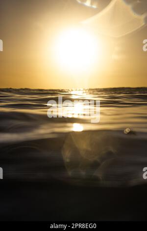 Una bella vista sul mare caratterizzata da una giornata di sole e da un oceano vuoto e tranquillo Foto Stock