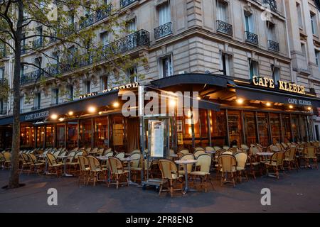 Una brasserie tradizionale situata in Place du Trocadero, il Cafe Kleber è famoso per la sua cucina francese convenata con la regione. Foto Stock