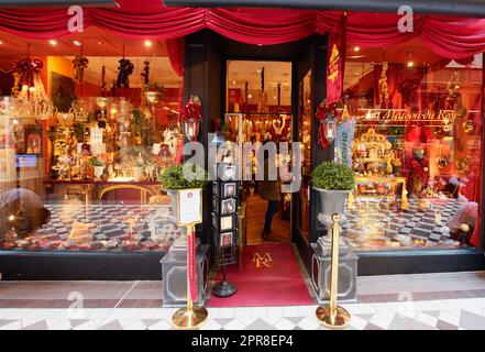 Il negozio di antiquariato sotto il segno la Maison du Roy situato nel 9th ° arrondissement, passaggio Jouffroy . Parigi. Francia. Foto Stock