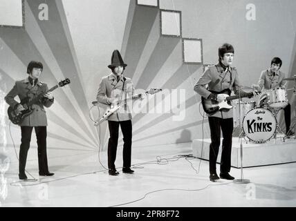 IL gruppo pop britannico NEL 1966 sul programma televisivo ITC Piccadilly Palace che eseguiva la loro nuova registrazione Dandy. Da sinistra: Pete Quaife, Dave Davies, Ray Davies, Mick Avory, Foto Stock