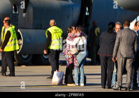 Tunisi, Tunisia. 26th Apr, 2023. Tunisi, Tunisia. 26 aprile 2023. I cittadini tunisini arrivano all'aeroporto Carthage di Tunisi dopo essere stati evacuati dal Sudan. Vari paesi stanno organizzando l'evacuazione del personale dell'ambasciata e dei loro cittadini su strada, aria e mare durante un cessate il fuoco tra l'esercito sudanese e le forze paramilitari di supporto rapido. Il conflitto in Sudan è iniziato il 15th aprile e ha già ucciso centinaia di persone (Credit Image: © Hasan Mrad/IMAGESLIVE via ZUMA Press Wire) SOLO PER USO EDITORIALE! Non per USO commerciale! Foto Stock