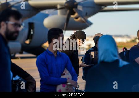 Tunisi, Tunisia. 26th Apr, 2023. Tunisi, Tunisia. 26 aprile 2023. I cittadini tunisini arrivano all'aeroporto Carthage di Tunisi dopo essere stati evacuati dal Sudan. Vari paesi stanno organizzando l'evacuazione del personale dell'ambasciata e dei loro cittadini su strada, aria e mare durante un cessate il fuoco tra l'esercito sudanese e le forze paramilitari di supporto rapido. Il conflitto in Sudan è iniziato il 15th aprile e ha già ucciso centinaia di persone (Credit Image: © Hasan Mrad/IMAGESLIVE via ZUMA Press Wire) SOLO PER USO EDITORIALE! Non per USO commerciale! Foto Stock