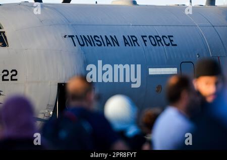 Tunisi, Tunisia. 26th Apr, 2023. Tunisi, Tunisia. 26 aprile 2023. I cittadini tunisini arrivano all'aeroporto Carthage di Tunisi dopo essere stati evacuati dal Sudan. Vari paesi stanno organizzando l'evacuazione del personale dell'ambasciata e dei loro cittadini su strada, aria e mare durante un cessate il fuoco tra l'esercito sudanese e le forze paramilitari di supporto rapido. Il conflitto in Sudan è iniziato il 15th aprile e ha già ucciso centinaia di persone (Credit Image: © Hasan Mrad/IMAGESLIVE via ZUMA Press Wire) SOLO PER USO EDITORIALE! Non per USO commerciale! Foto Stock