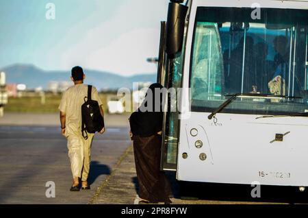 Tunisi, Tunisia. 26th Apr, 2023. Tunisi, Tunisia. 26 aprile 2023. I cittadini tunisini arrivano all'aeroporto Carthage di Tunisi dopo essere stati evacuati dal Sudan. Vari paesi stanno organizzando l'evacuazione del personale dell'ambasciata e dei loro cittadini su strada, aria e mare durante un cessate il fuoco tra l'esercito sudanese e le forze paramilitari di supporto rapido. Il conflitto in Sudan è iniziato il 15th aprile e ha già ucciso centinaia di persone (Credit Image: © Hasan Mrad/IMAGESLIVE via ZUMA Press Wire) SOLO PER USO EDITORIALE! Non per USO commerciale! Foto Stock