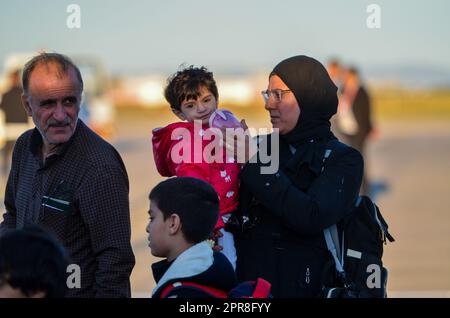 Tunisi, Tunisia. 26th Apr, 2023. Tunisi, Tunisia. 26 aprile 2023. I cittadini tunisini arrivano all'aeroporto Carthage di Tunisi dopo essere stati evacuati dal Sudan. Vari paesi stanno organizzando l'evacuazione del personale dell'ambasciata e dei loro cittadini su strada, aria e mare durante un cessate il fuoco tra l'esercito sudanese e le forze paramilitari di supporto rapido. Il conflitto in Sudan è iniziato il 15th aprile e ha già ucciso centinaia di persone (Credit Image: © Hasan Mrad/IMAGESLIVE via ZUMA Press Wire) SOLO PER USO EDITORIALE! Non per USO commerciale! Foto Stock