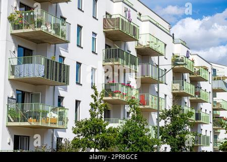 Edificio residenziale bianco con molti balconi visti a Berlino, in Germania Foto Stock