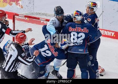 2022/2023 DEL finale gioco #5 | Red Bull München vs ERC Ingolstadt, gioco 5 2023-04-23 a München (Olympia-Eisstadion) Jubelszenen SMITH Benjamin (Rosso Foto Stock