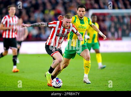 Gli oli McBurnie (a sinistra) di Sheffield United e gli OK Yokuslu di West Bromwich Albion combattono per la palla durante la partita del campionato Sky Bet a Bramall Lane, Sheffield. Data immagine: Mercoledì 26 aprile 2023. Foto Stock