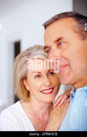 Sorridente donna anziana e marito insieme in un bell'umore. Primo piano ritratto di una donna sorridente anziana e marito insieme in un bell'umore. Foto Stock