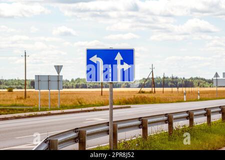 Segnaletica stradale per le corsie di traffico appropriate all'incrocio Foto Stock