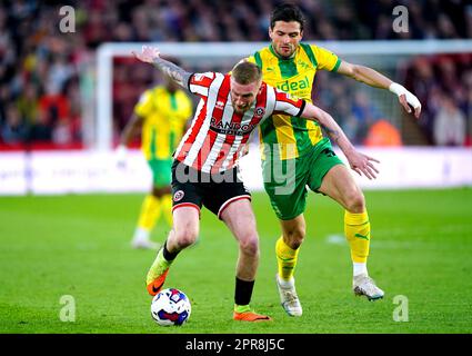 Gli oli McBurnie (a sinistra) di Sheffield United e gli OK Yokuslu di West Bromwich Albion combattono per la palla durante la partita del campionato Sky Bet a Bramall Lane, Sheffield. Data immagine: Mercoledì 26 aprile 2023. Foto Stock