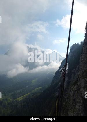 Scalatore a Seebenklettersteig via ferrata, Tirolo, Austria in estate Foto Stock