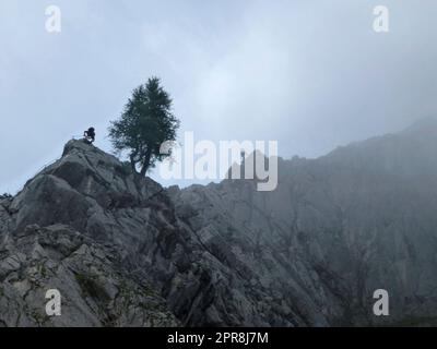 Scalatore a Seebenklettersteig via ferrata, Tirolo, Austria in estate Foto Stock