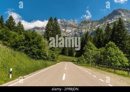 Strada montana con vista sul massiccio dell'Alpstein e sul monte Saentis. Cantone Appenzello esterno, Svizzera Foto Stock