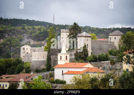 Trsat, Rijeka, Croazia - Santuario e Chiesa di nostra Signora di Trsat in primavera Foto Stock