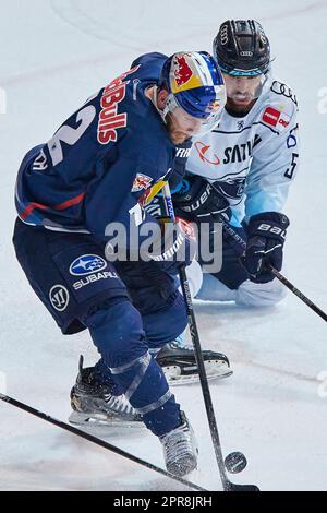 2022/2023 DEL finale gioco #5 | Red Bull München vs ERC Ingolstadt, gioco 5 2023-04-23 a München (Olympia-Eisstadion) Jubelszenen SMITH Benjamin (Rosso Foto Stock